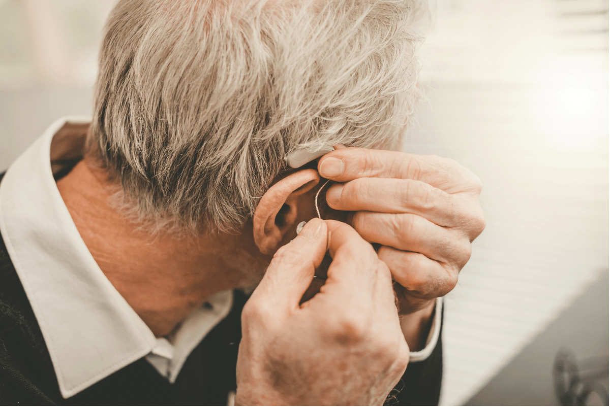 Pourquoi vos aides auditives tombent-elles sans arrêt ? 7 solutions pour un maintien parfait
