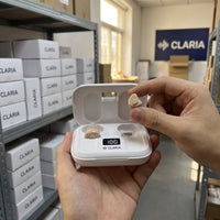 CLARIA Mini en su estuche de carga rectangular